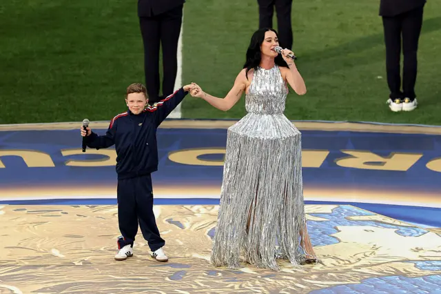 Katy Perry cantando com uma criança