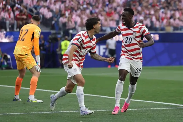 Jogadores dos EUA comemorando gol
