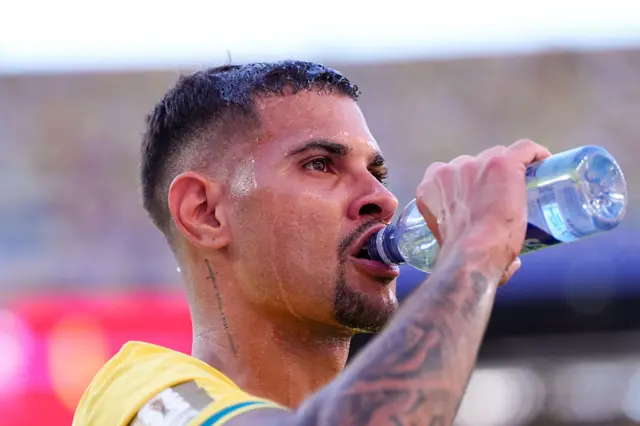 Bruno Guimarães bebendo água
