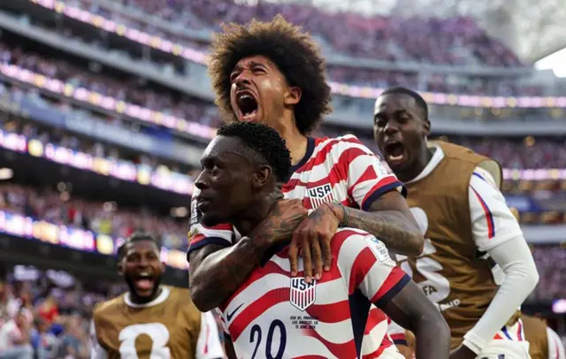 Balogun comemorando gol