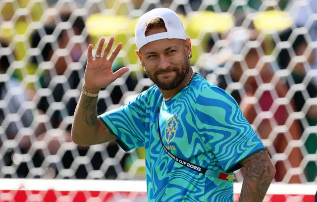 Neymar acenando para as pessoas
