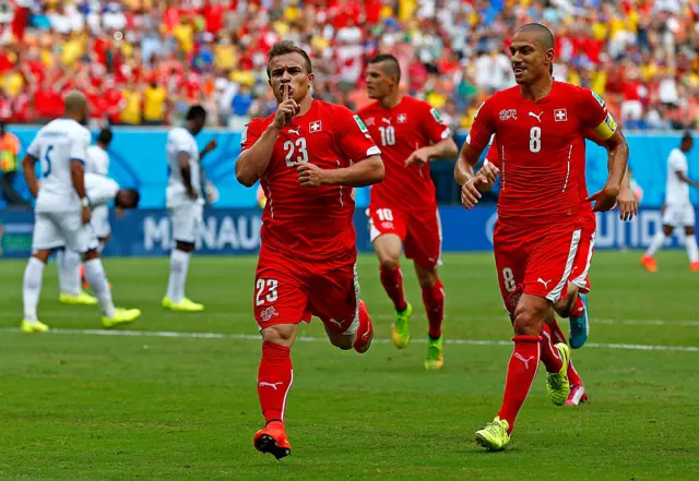 لاعبو سويسرا في كأس العالم 2014 خلال المباراة مع هندوراس