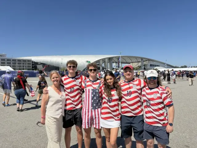 Família usando blusas dos EUA