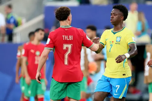 Vini Jr cumprimentando jogador do Marrocos