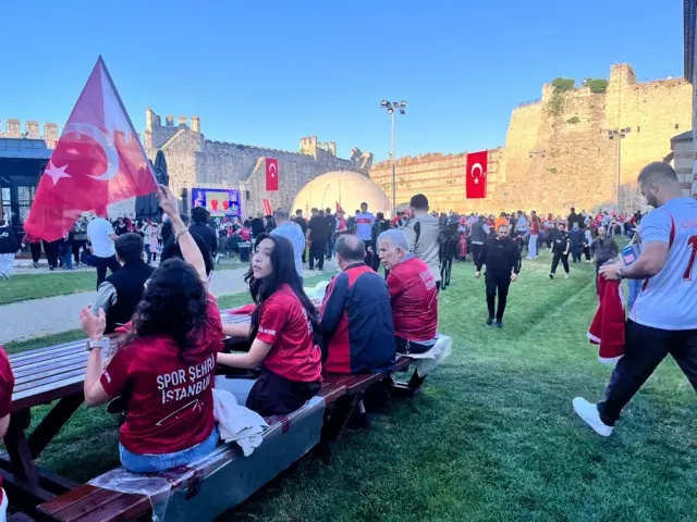 Taraftarlar maçı izliyor