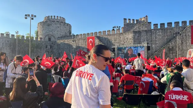 Taraftarlar maçı izliyor