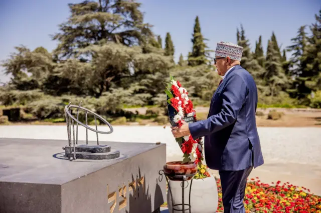 Madaxwaynaha Somaliland oo ubax dhigaya