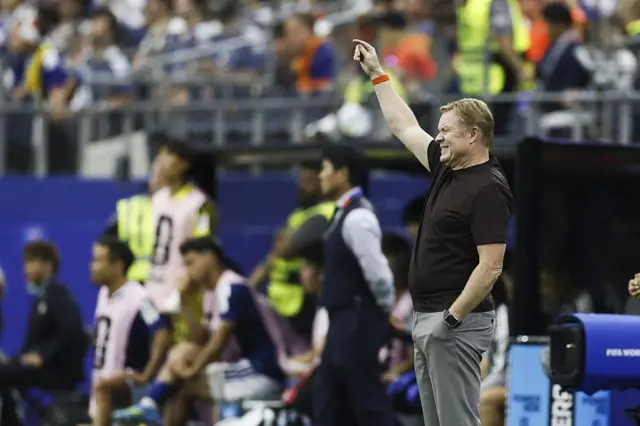 Ronald Koeman yana kallo