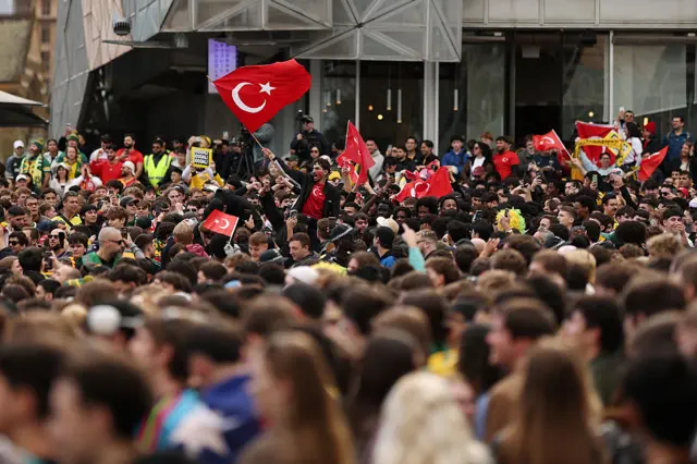 Türk taraftarlar bayrak sallıyor