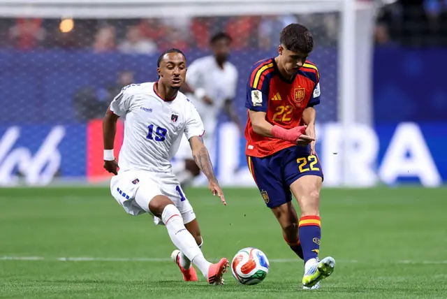 Pau Cubarsi (n° 22) de l’Espagne passe le ballon sous la pression de Dailon Livramento (n° 19) du Cap-Vert