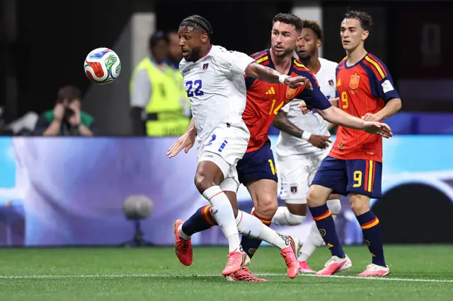 Steven Moreira (n° 22) du Cap-Vert est mis à l'épreuve par Aymeric Laporte (n° 14) d'Espagne