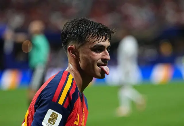Pedri (Espagne) observe