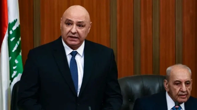 Aoun (kushoto) na Berri (kulia) wakiwa pamoja wakati wa hotuba bungeni