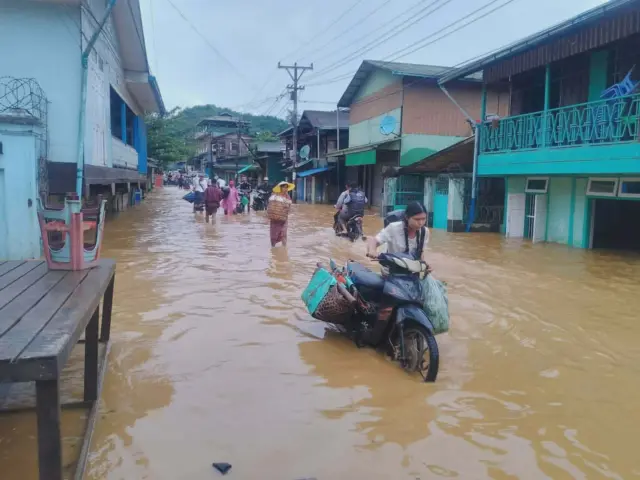 မိုး ၃ ရက်ဆက်တိုက်ရွာလို့ ဥရုချောင်းရေဝင်နေတဲ့ ဖားကန့်