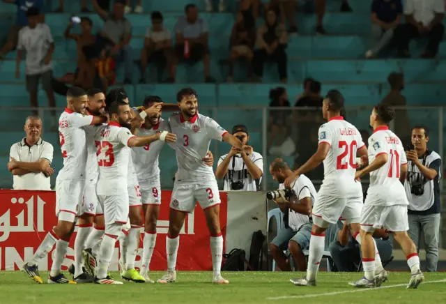 لاعبو تونس يحتفلون بتسجيلهم هدفاً خلال مباراة مع ليبيريا في تصفيات كأس العالم 2026