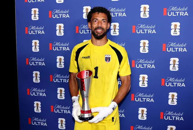 Vozinha, du Cap-Vert, reçoit le trophée Michelob Ultra de meilleur joueur du match lors de la rencontre du groupe H de la Coupe du Monde de la FIFA 2026 opposant l'Espagne au Cap-Vert, au stade d'Atlanta, le 15 juin 2026 à Atlanta, en Géorgie.