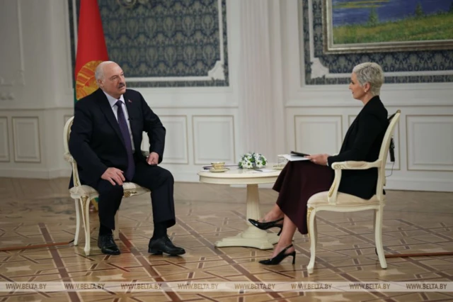 Апександр Лукашенко и корреспондент телеканала «Аль-Арабия»