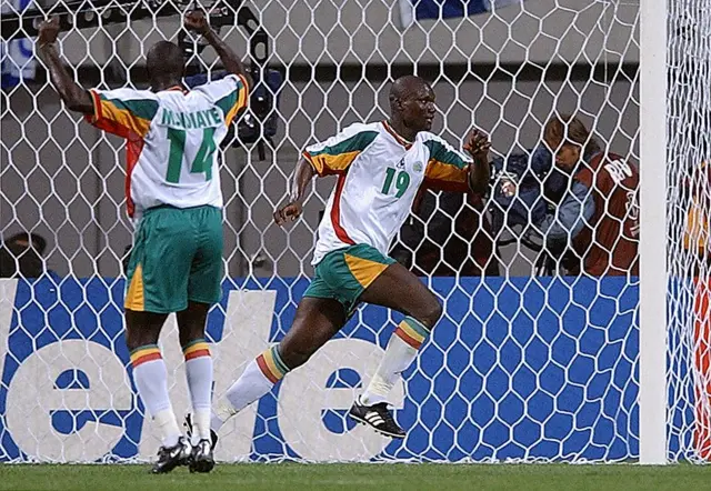 Le Sénégal célèbre son but marqué contre la France lors de la Coupe du monde 2002