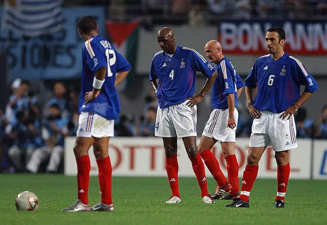 Les joueurs français semblent abattus après leur défaite face au Sénégal lors du match d'ouverture de la Coupe du monde 2002