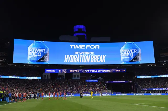 Un cartel en el estadio anunciando la pausa de hidratación