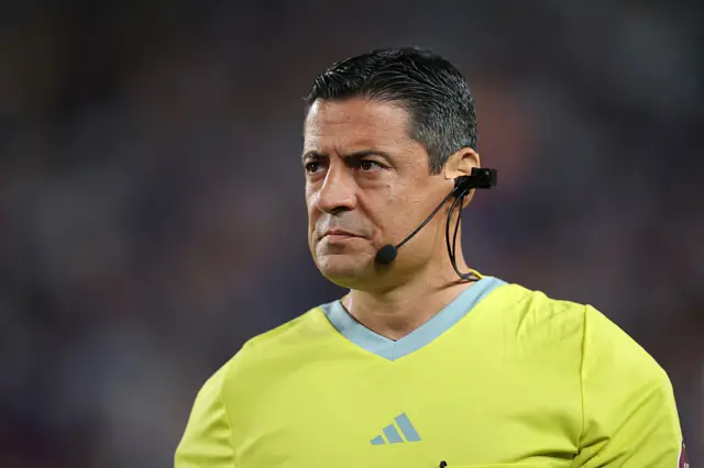 L'arbitre Alireza Faghani.