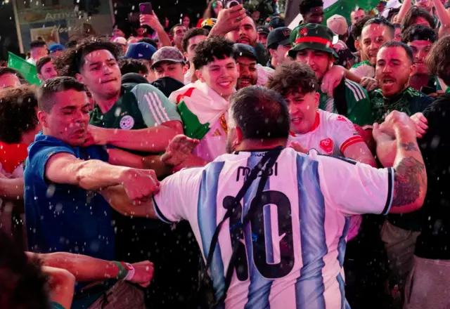 Hinchas de Argentina y Argelia se enfrentan a golpes en Times Square, Nueva York