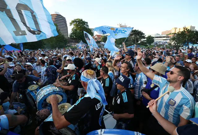 Hinchas argentinos celebran en Kansas City