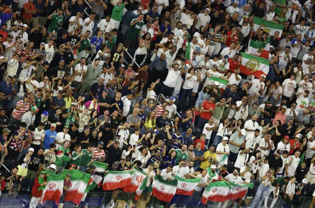 پرچم‌های پیش و پس از انقلاب ۵۷ ایران در سکوهای جام جهانی ۲۰۲۶ لس‌‌آنجلس