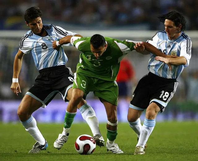 Dos jugadores argentinos tratan de detener a un argelino en un partido amistoso en 2007