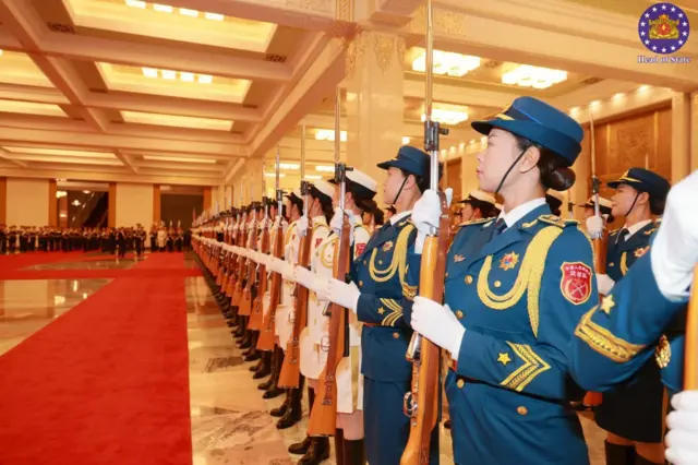 ဦးမင်းအောင်လှိုင်နဲ့ သမ္မတရှီတို့ တွေ့ဆုံမှု မတိုင်ခင် တရုတ်ပြည်သူ့ခန်းမဆောင်မှာ ပြင်ဆင်ထားတဲ့ ဂုဏ်ပြုတပ်ဖွဲ့မြင်ကွင်း