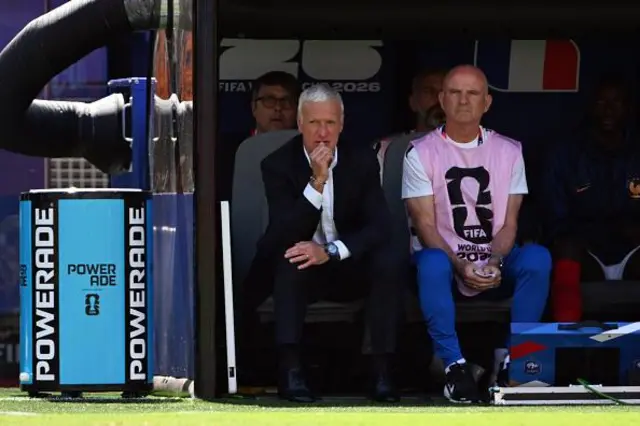 Kocin Faransa Didier Deschamps (L) da mataimakinsa Guy Stephan suna kallo