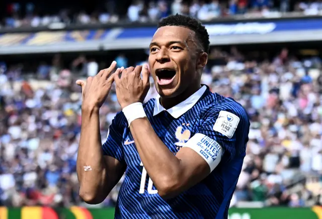 كيليان مبابي، لاعب المنتخب الفرنسي، يحتفل بتسجيله الهدف الأول في مرمى السنغال في كأس العالم 2026