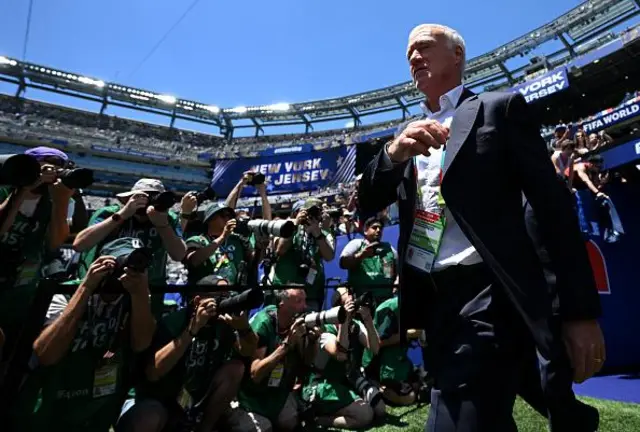 Didier Deschamps, sélectionneur de l'équipe de France, inspecte le terrain