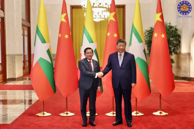 ဇွန်လ ၁၆ ရက် မနက် ဘေကျင်းမြို့က ပြည်သူ့ခန်းမဆောင်မှာ နေပြည်တော်သမ္မတ ဦးမင်းအောင်လှိုင်နဲ့ တရုတ်သမ္မတ ရှီကျင့်ဖျင်တို့ တွေ့ဆုံမှု