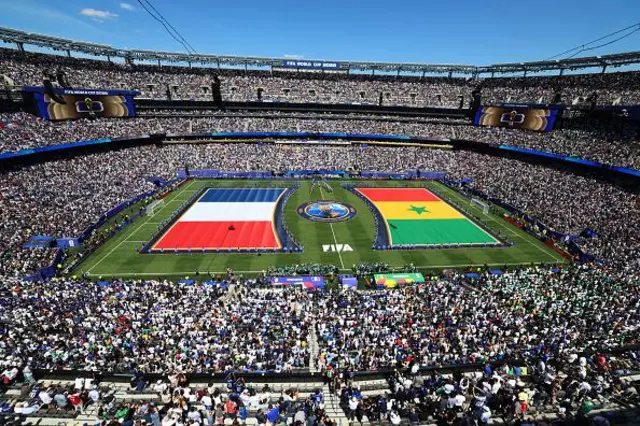 Les joueurs s'alignent avant le match du groupe I de la Coupe du monde 2026