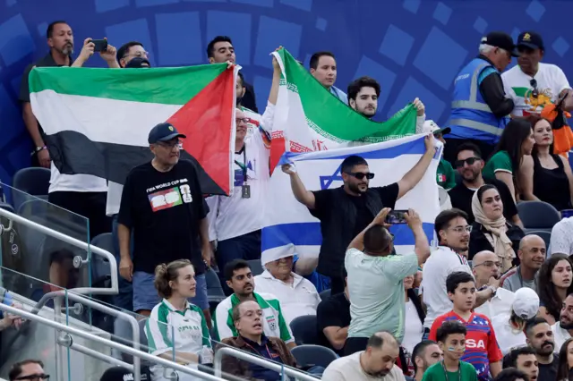 پرچم اسرائیل، فلسطین و ایران در سکوها