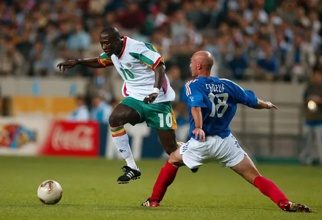 Khalilou Fadiga qui franchit Frank Leboeuf.