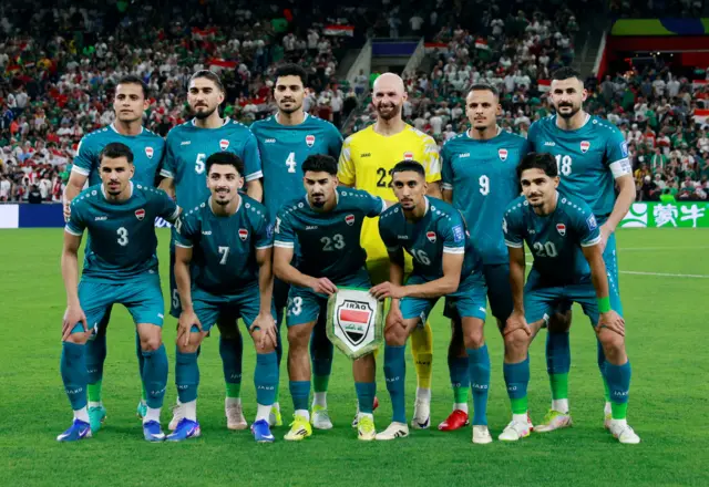 صورة جماعية للاعبي منتخب العراق لكرة القدم قبل انطلاق المباراة الحاسمة أمام بوليفيا