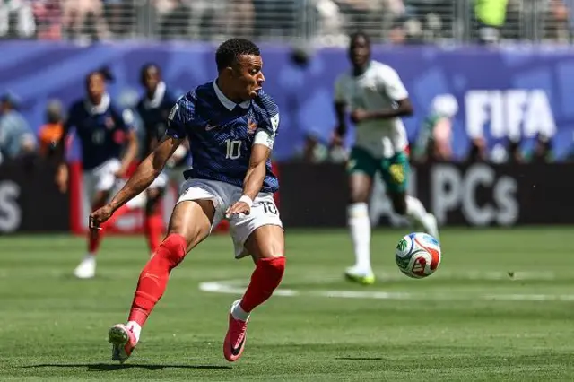 Kylian Mbappé regarde le ballon