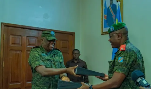 Ishusho igaragaza Général-major Gaby Kasongo ariko arabisikanya mu mabanga na Lieutenant Général Johnny Luboya N’Kashama