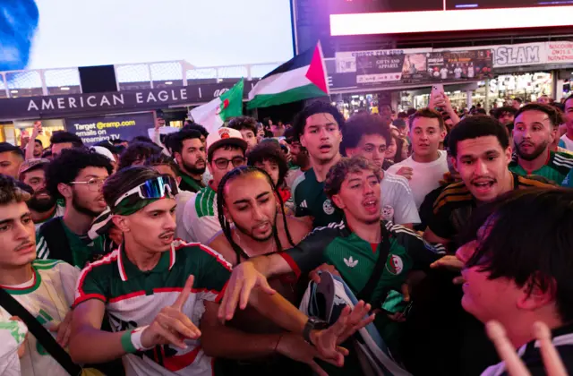 Hinchas de Argentina y Argelia se lanzan amenazas en Times Square, Nueva York