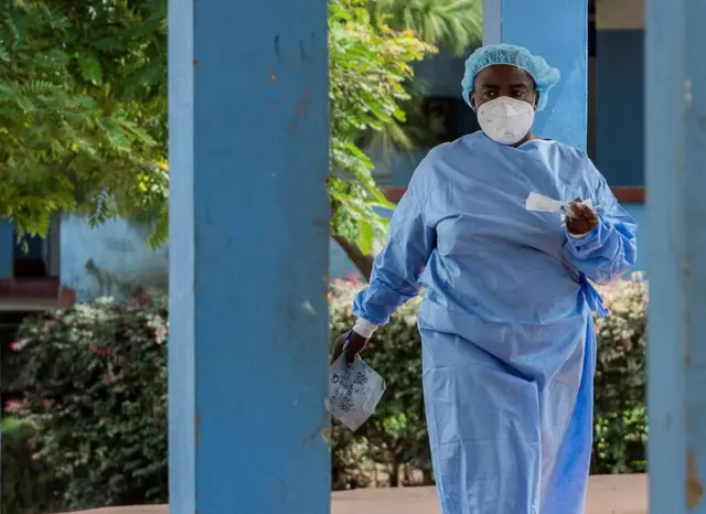 Umuganga ari ku bitaro bikuru vya Bunia inyuma y’ukwongera kwaduka kwa Ebola yo mu bwoko bwa Bundibugyo,