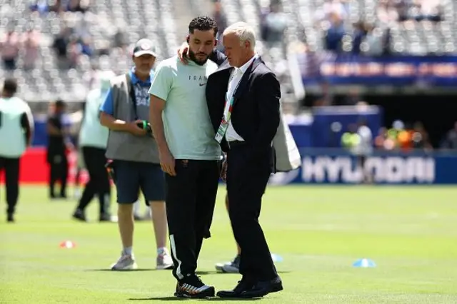Le sélectionneur français Didier Deschamps s'entretient avec son attaquant Rayan Cherki