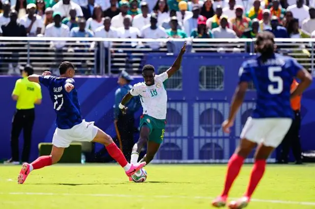 William Saliba na Faransa da Ismaila Sarr na Senegal sun fafatawa don neman kwallon kafa
