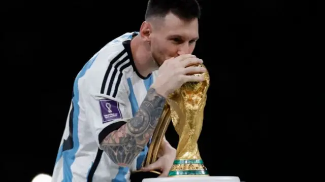Messi besando la Copa del Mundo en 2022