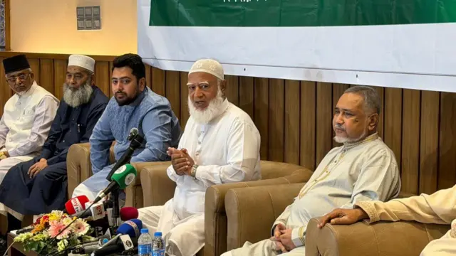 জাতীয় সংসদের এলডি হলে সাংবাদিকদের সঙ্গে মতবিনিময় করেন জামায়াতের আমির