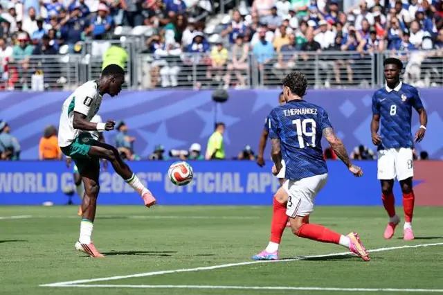 Le Sénégalais Ismaila Sarr tire et rate une occasion