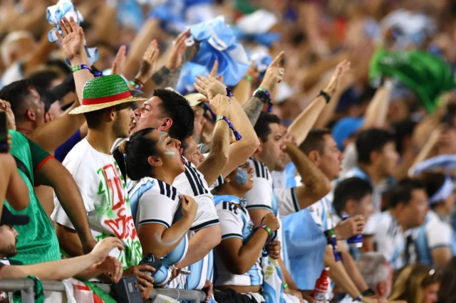 Hinchas de Argelia y Argentina en la tribuna