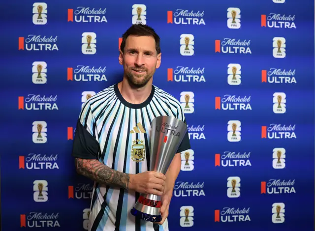 Messi con el trofeo al mejor jugador del partido