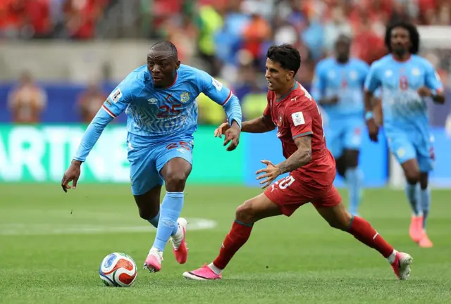 Edo Kayembe #25 wa Congo DR anakabiliwa na Joao Cancelo